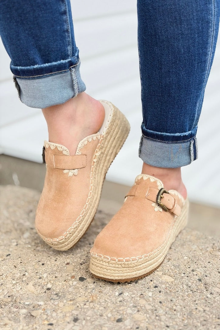 The Edith - Almond Clog Raffia Mule
