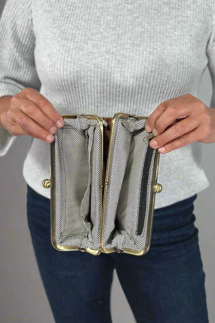 Karen Kiss Lock Clutch - Black