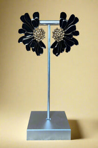 Elegant Flower Post Earrings - Black
