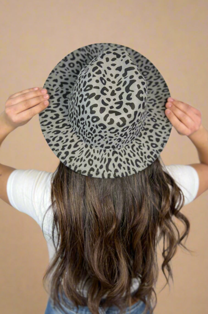 Wide brim, light grey hat with a leopard pattern.