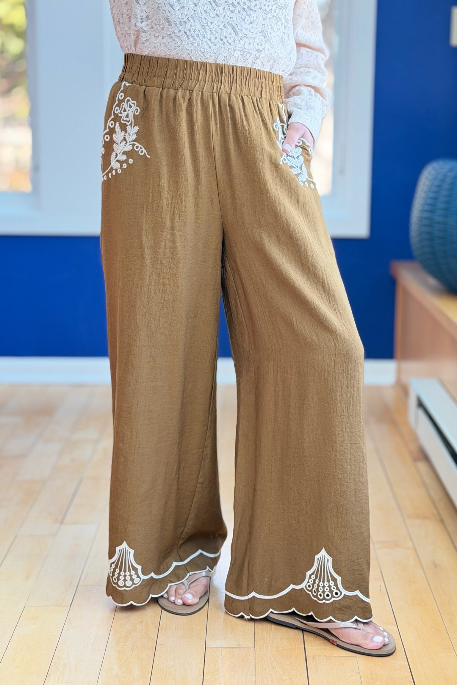 Embroidery Scallop Hemmed Pants - Brown