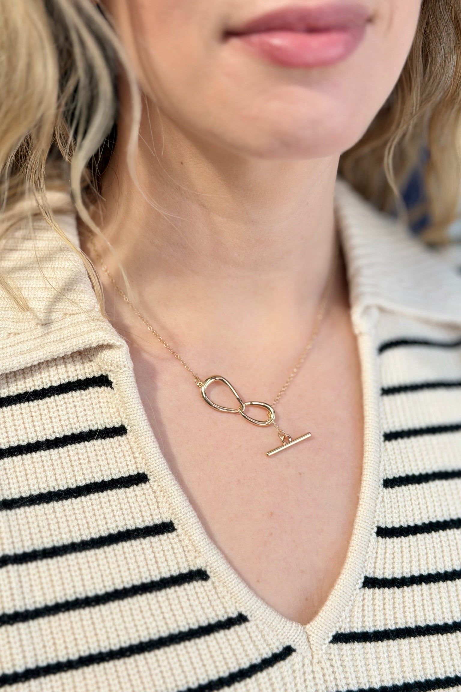 Necklace With Bow Pendant - Gold