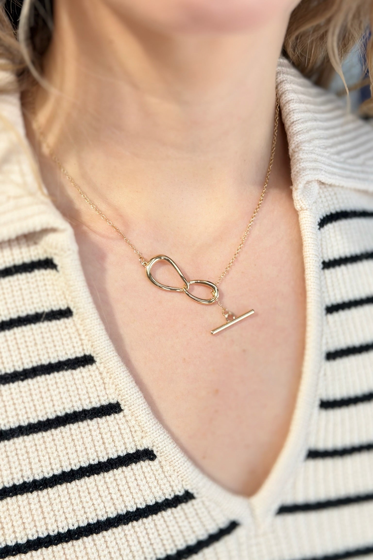 Necklace With Bow Pendant - Gold