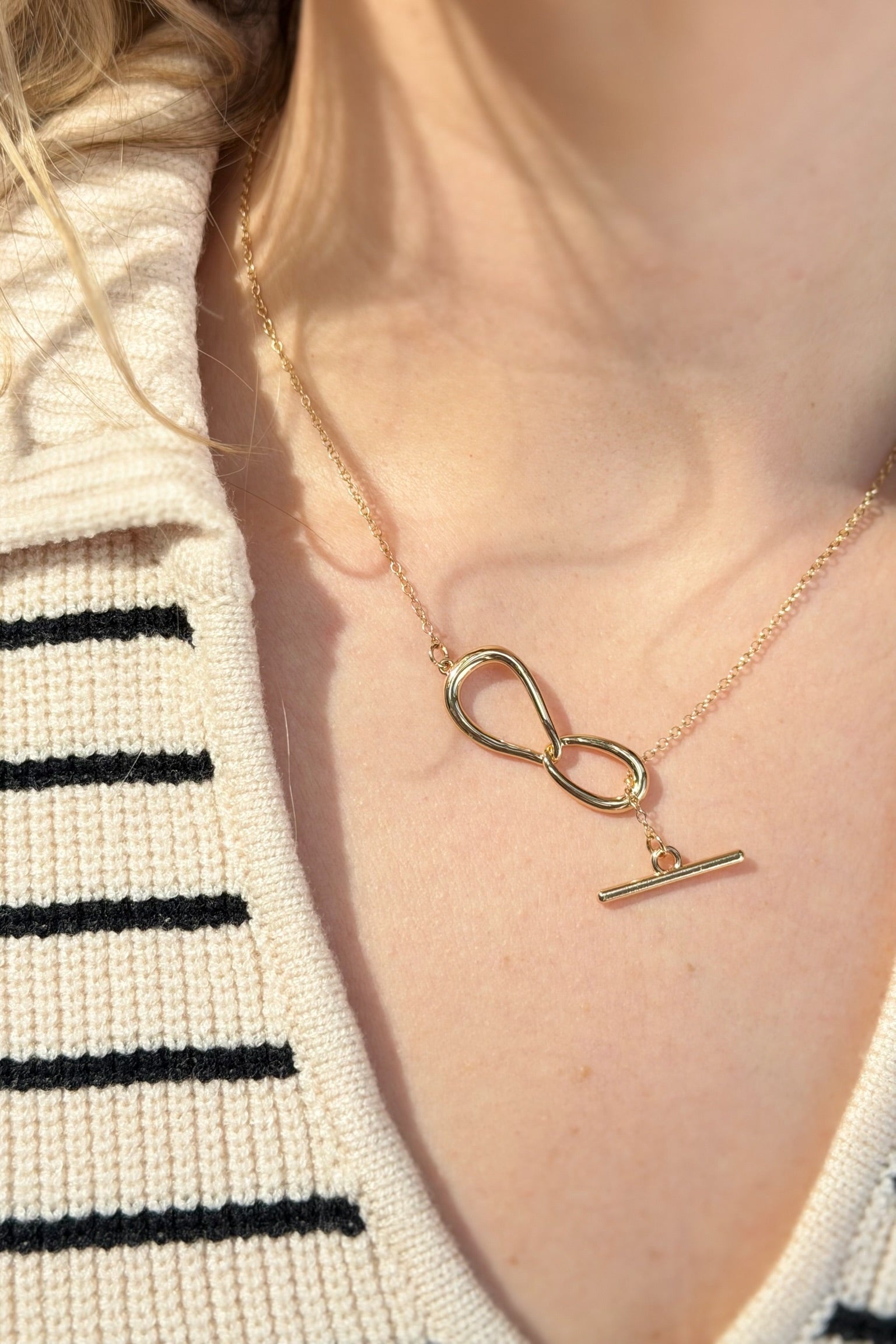 Necklace With Bow Pendant - Gold