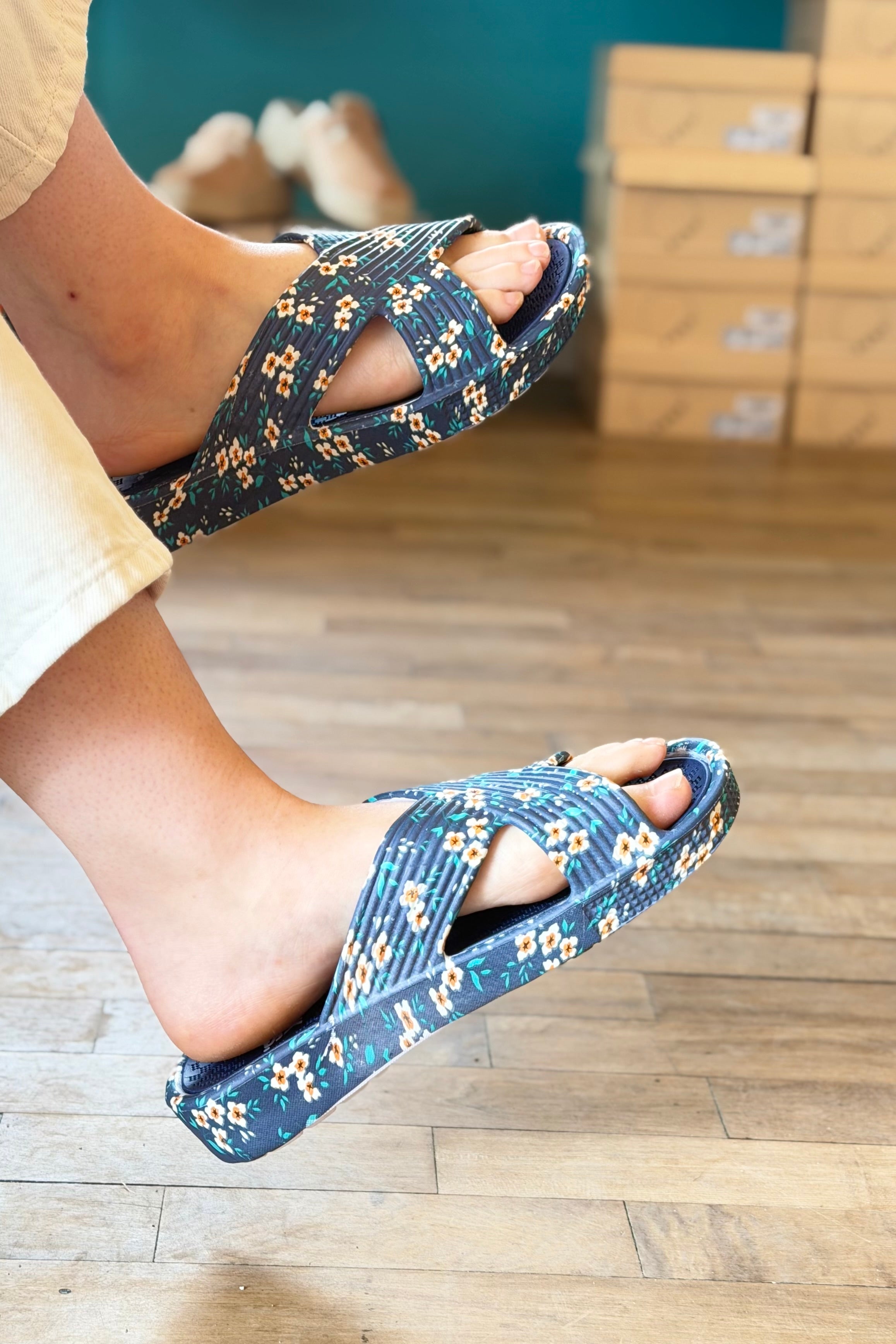 Spa Day Sandal - Navy Daisy