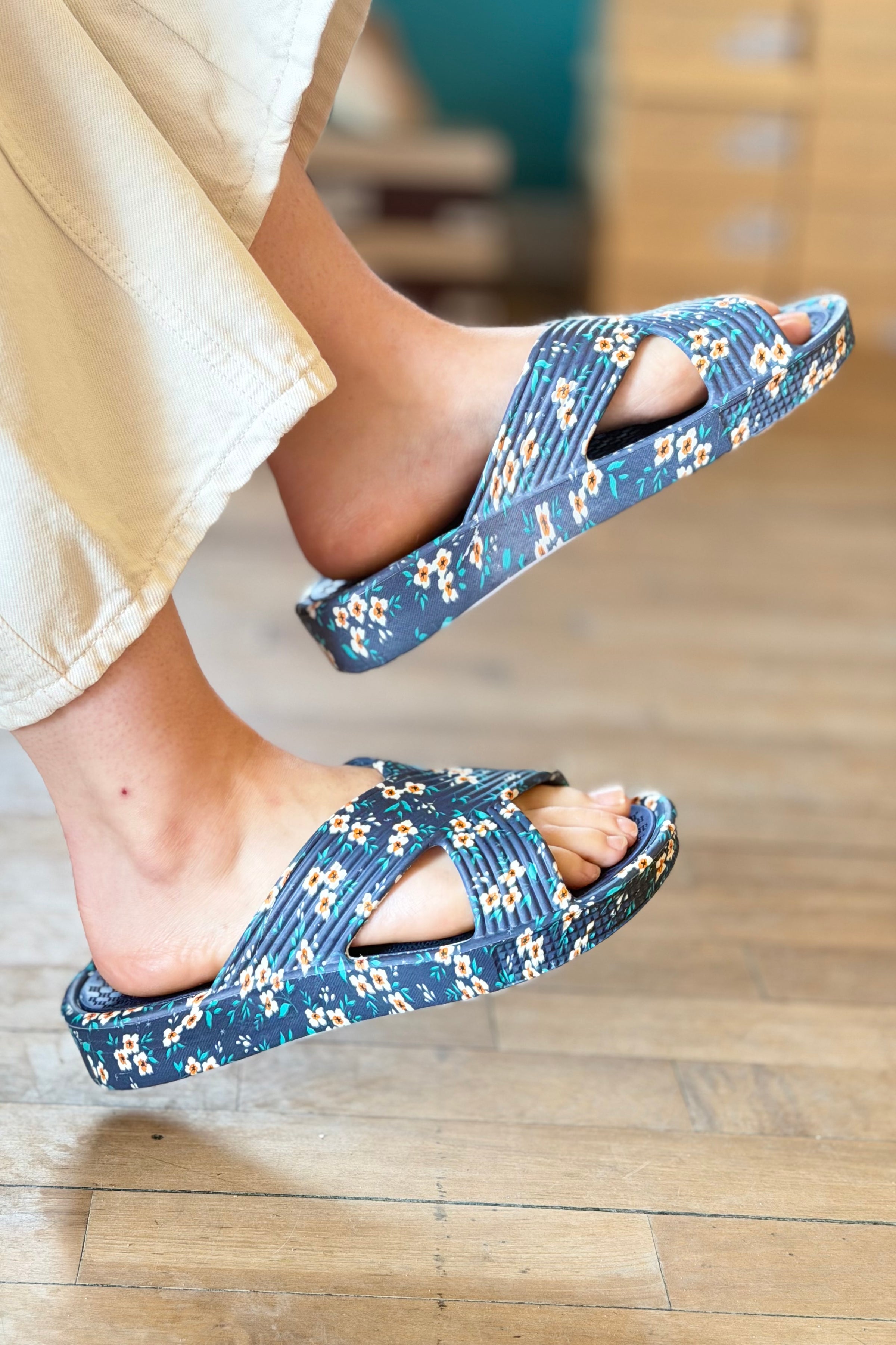 Spa Day Sandal - Navy Daisy
