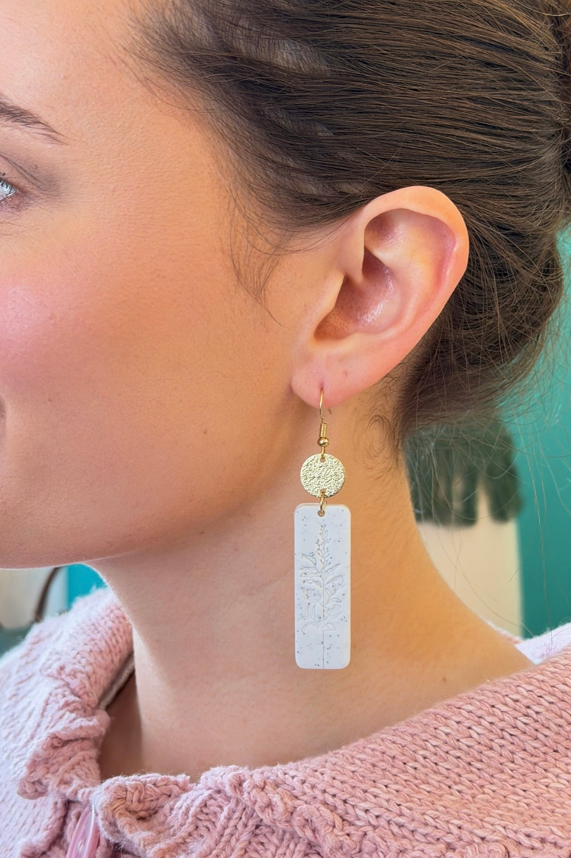 Flower Carve Bar Earrings - White