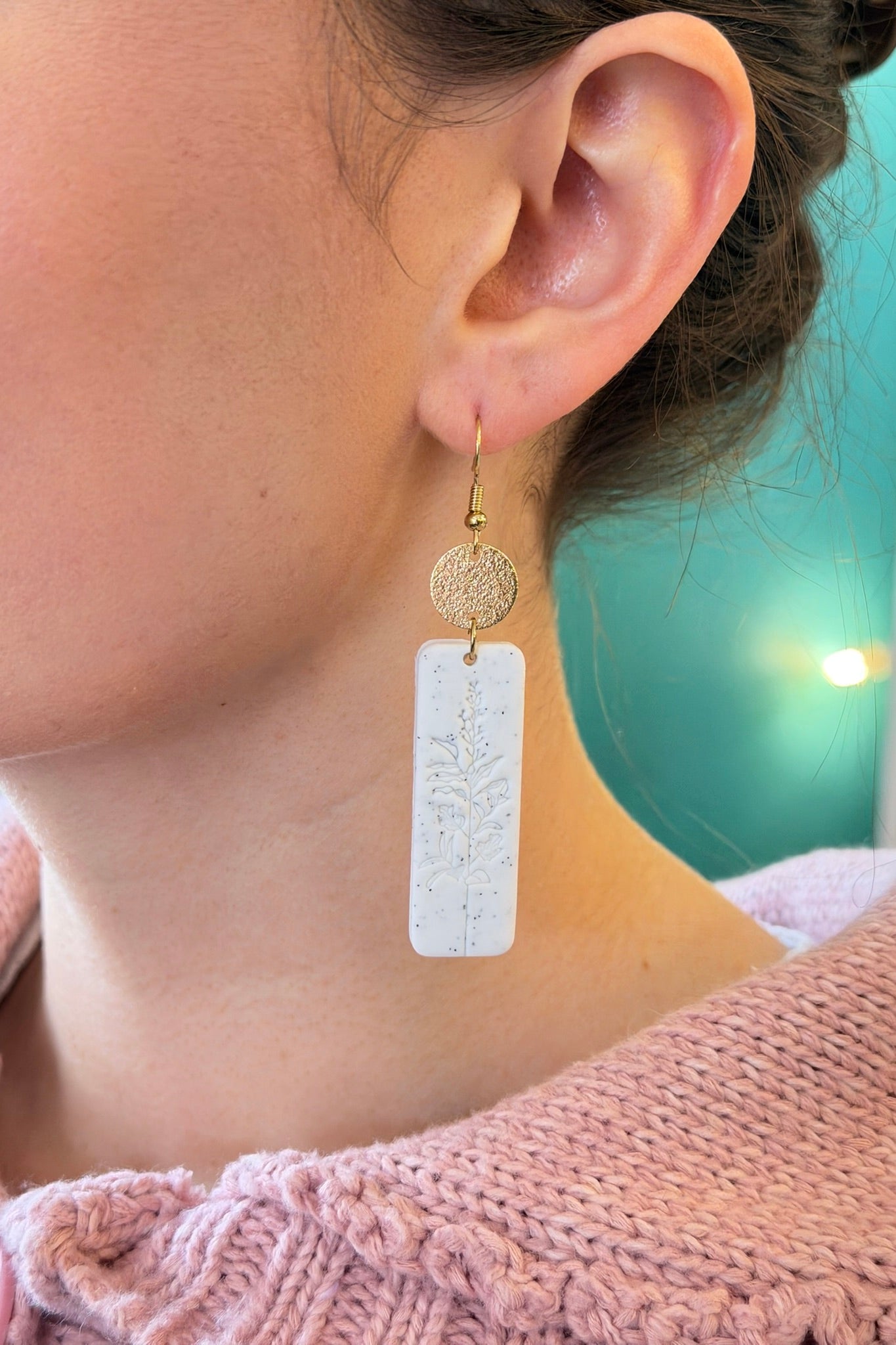 Flower Carve Bar Earrings - White