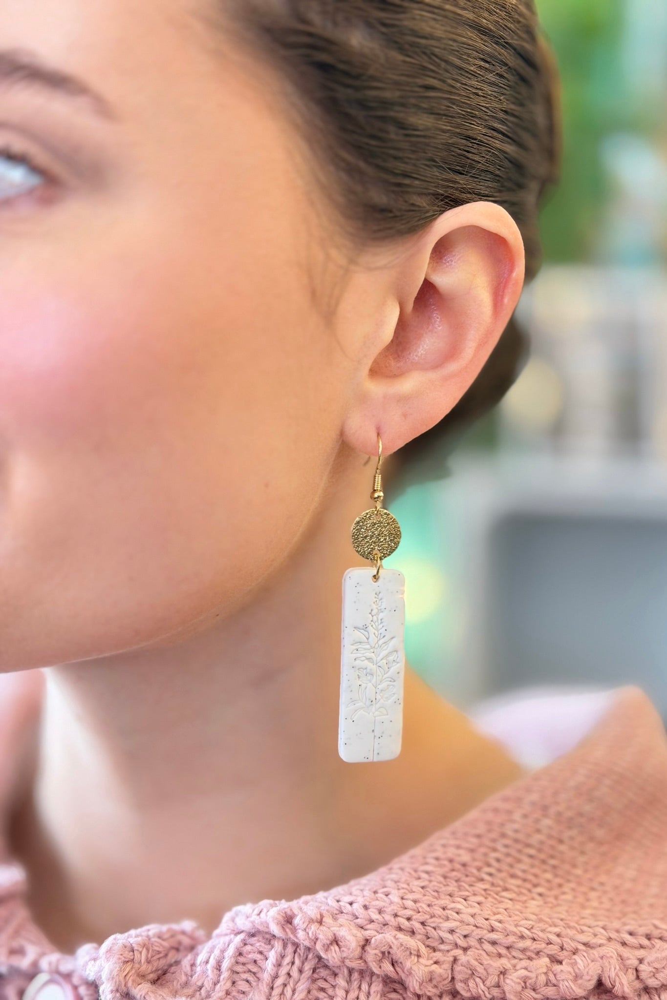 Flower Carve Bar Earrings - White