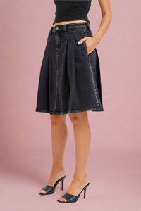 Low Waisted Midi Pleated Skirt - Black