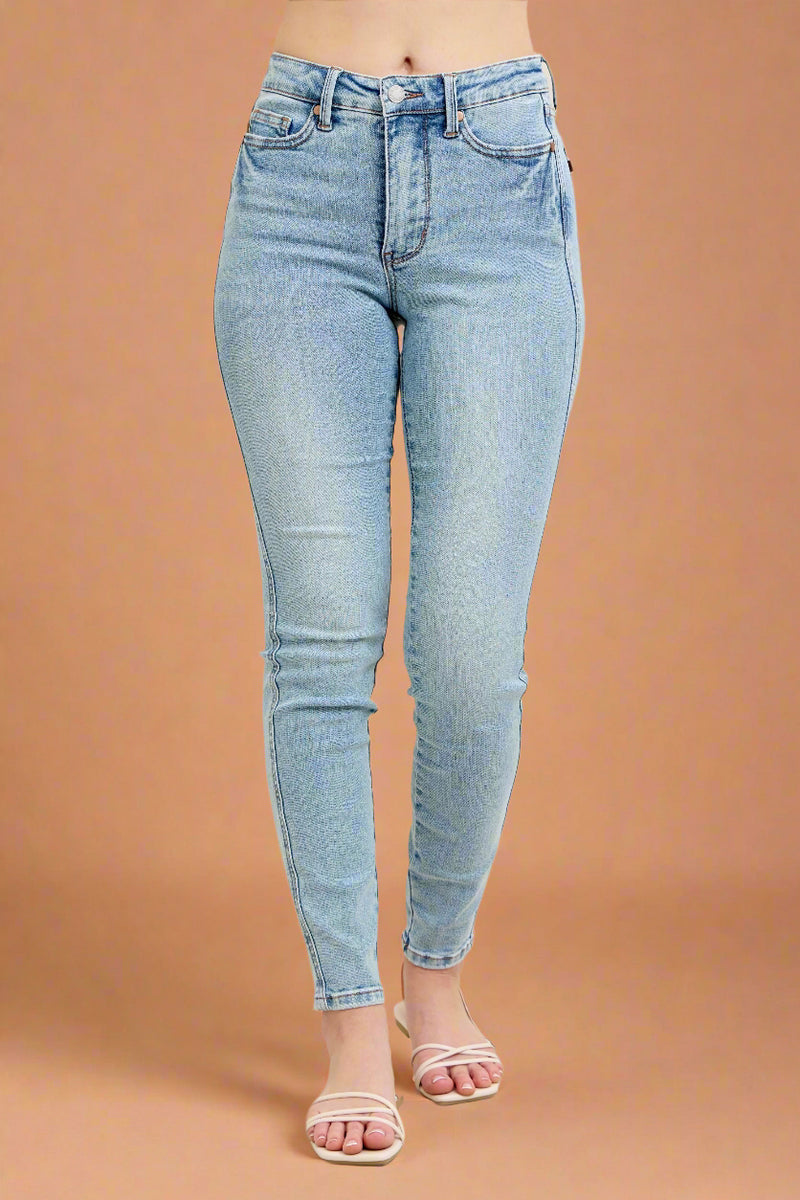 A pair of women’s classic mid-rise skinny jeans in a vintage light blue wash by Judy Blue.