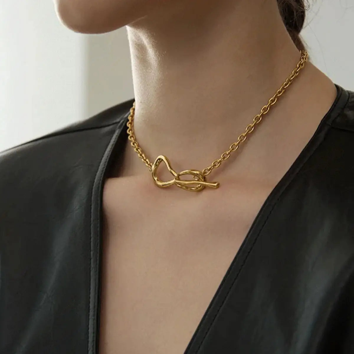 Necklace With Bow Pendant - Gold